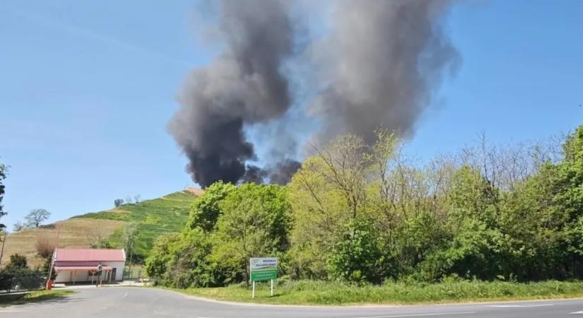 Akkora tűz van egy hulladékfeldolgozó telepen Nagykanizsánál, hogy egész hétvégén oltják