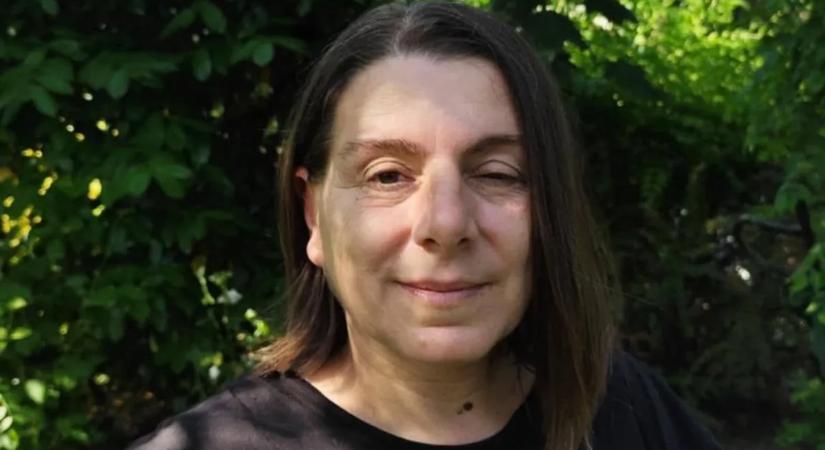 "Sok megaláztatást kaptam a fura tünetek miatt" - a ritka betegséggel élő Mónika betegtársaiért harcol