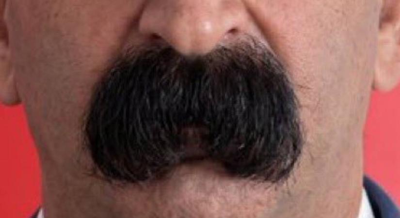 Magyar Péter után egy török politikusról beszél a világ – a bajsza miatt