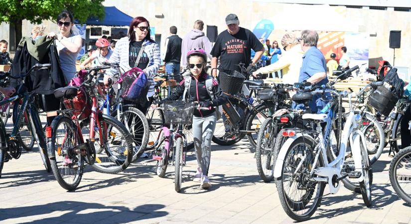 Idén nem csak bringával, de gyalog is felfedezhették a vizes helyszíneket Szolnokon – galériával