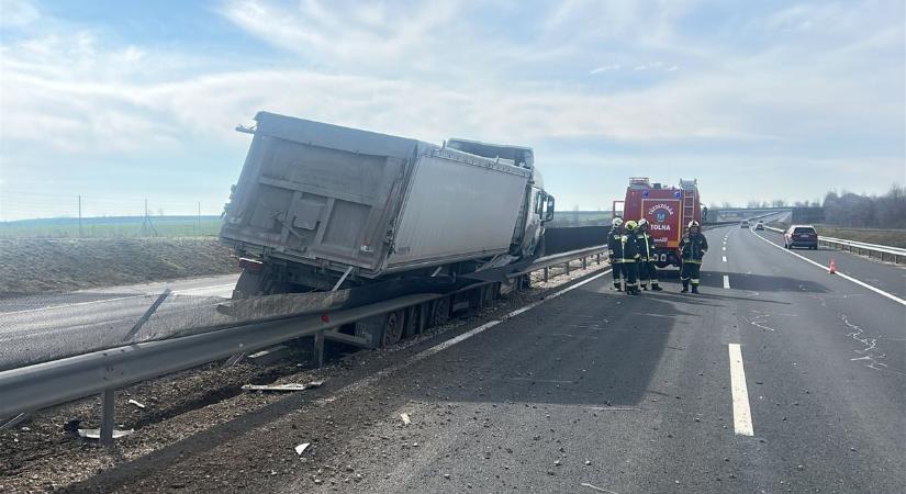 Teljes útzár az M6-oson: felborult egy kamion Himesházánál