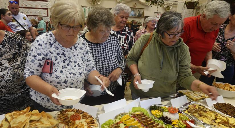 Közös asztal köré hívta lakóit Fülöp