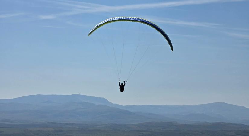 Siklóernyős balesethez érkezett mentőhelikopter az Eged lábához