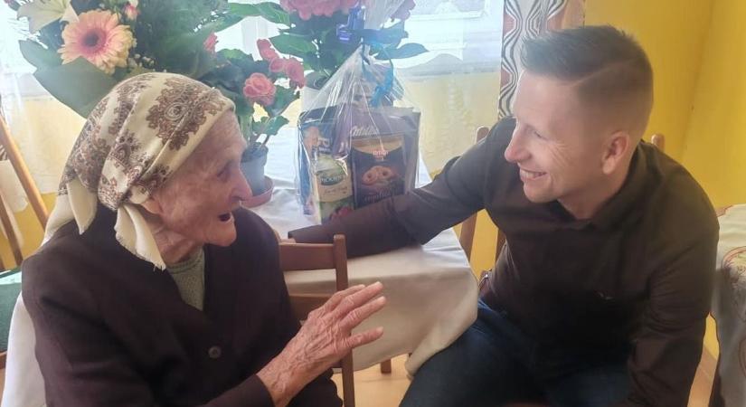 Idén is elvégezte a tavaszi munkákat a kiskertben – 95. születésnapján köszöntötték mindenki Manci nénijét