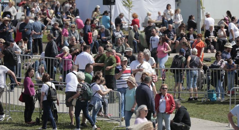 Óriási tömeg érkezett idén is a hortobágyi kihajtásra – fotókkal, videóval