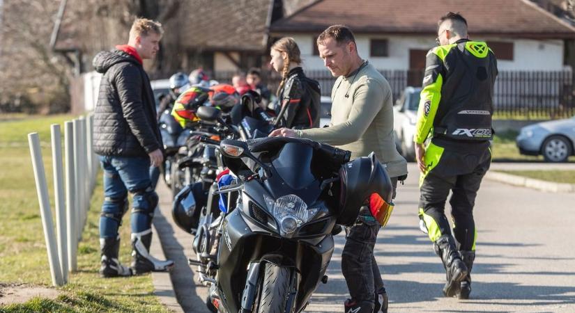 Videón, ahogy válogatott és trágár káromkodásokkal illeti az autós a motorost a Mátrában – felnőtt tartalom!