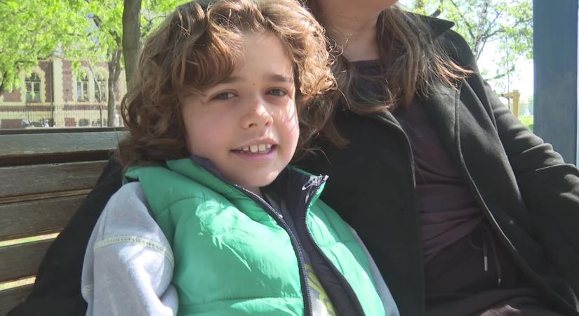 Elutasították a gyógyszertámogatási kérelmét a szegedi Duchenne-szindrómás kisfiúnak