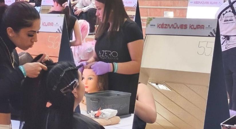 Hajlakkfelhő és precíz mozdulatok a 26. Kézműves Kupán (fotókkal)