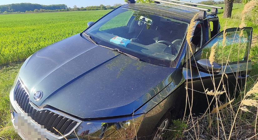 Két autó csapódott egymásba Kiszombornál, az egyik jármű vontatmánya az árokba borult