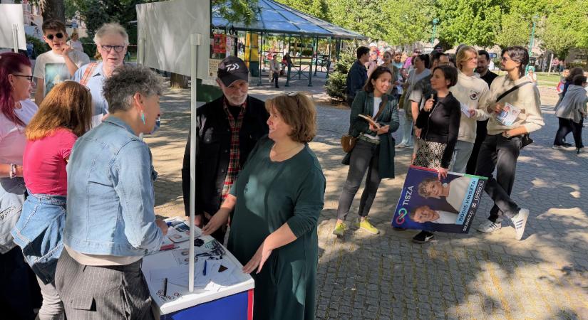 Órákig álltak sorba Ferencvárosban, hogy választási plakátot dedikáltassanak