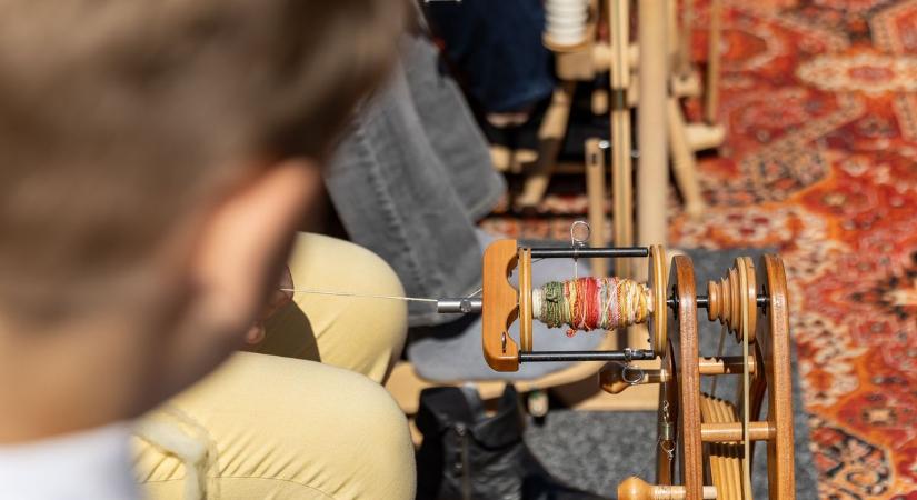 Reneszánszát éli a fonás: egyre többen kapnak rá újra a rokkára