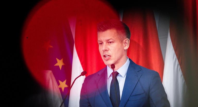 Magyar Péter: Az orbáni oligarchák elkezdték kimenekíteni a pénzt, a NAV több tranzakciót felfüggesztett
