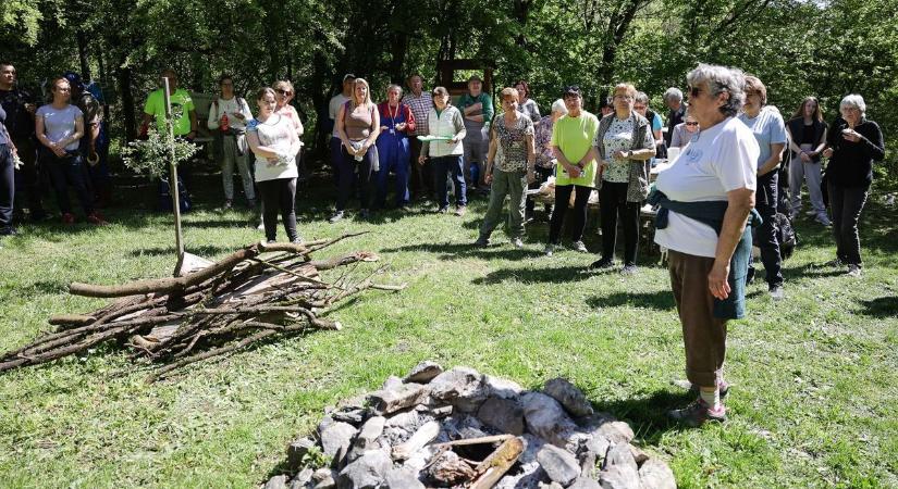 Közösen tették szebbé idén is az almári kolostor-rom környékét