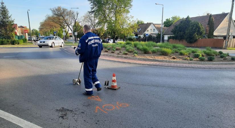 Nem mindennapi baleset Nyíregyházán! Mentő vitte el a sérült motorost!