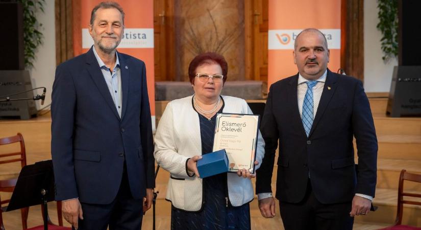 Sárosdi pedagógus rangos elismerése