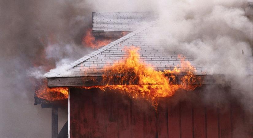 A tűz martalékává vált egy ház Szennában, ruhagyűjtést indítottak a faluban a családnak