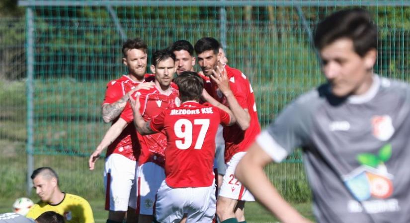 Megyei foci: Megint a Mezőörs nyerte a rangadót, több pályán is a balesetben elhunyt edzőre emlékeztek - galéria