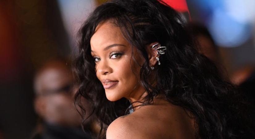Nem hiszed el, hol van kivágva Rihanna ruhája! – Szédítő fotók