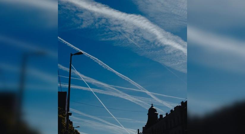 Rengeteg kondenzcsík jelent meg Budapest felett, elmagyarázták, mi áll a jelenség mögött