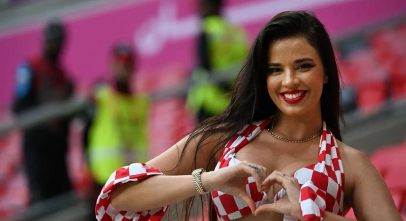 A világ legszexibb szurkolólánya kipakolta dinnye melleit - Fotó