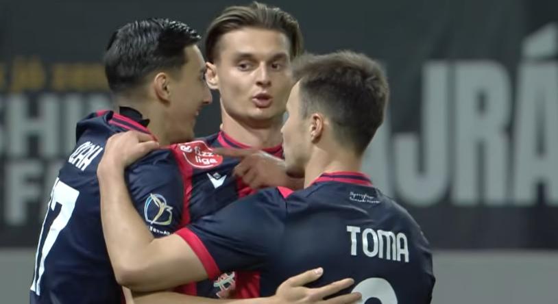 Harc a dobogóért – nagy szívességet tett a Szpari a Lokinak