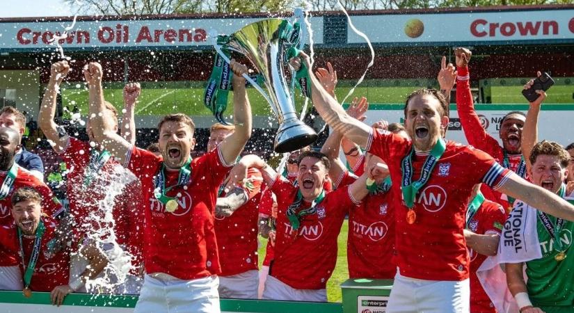 Ilyen a futball varázsa! Elképesztő dráma az angol ötödosztályban – mindkét csapat szurkolói a pályán ünnepeltek