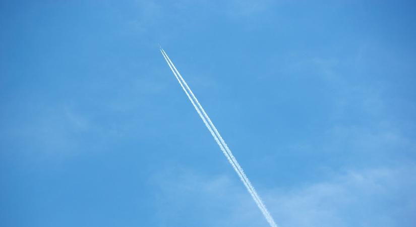 Beindultak a találgatások, miután kondenzcsíkok lepték el az eget Budapest fölött szombaton: ez a titok nyitja