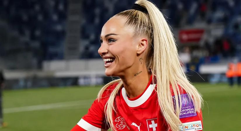 Forró csók a kanapén, lesd meg Alisha Lehmannt új pasijával - Videó