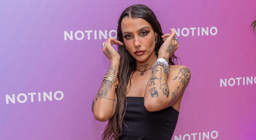 Szétnyílt a blézer: Tóth Andi áttetsző csipkemelltartóban villantott - Fotó