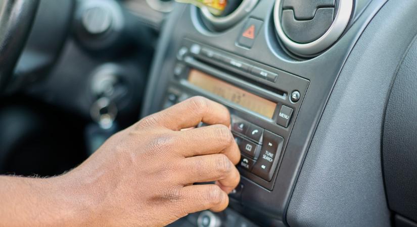 Véget ért egy korszak! Eltűnik az autókból ez a legendás funkció