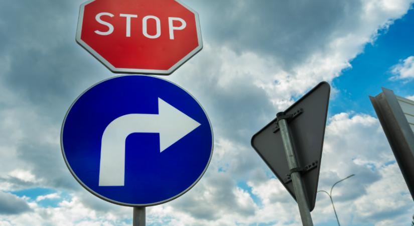 Itt a KRESZ-kvíz, amelyen még a legjobb sofőrök is el tudnak bukni