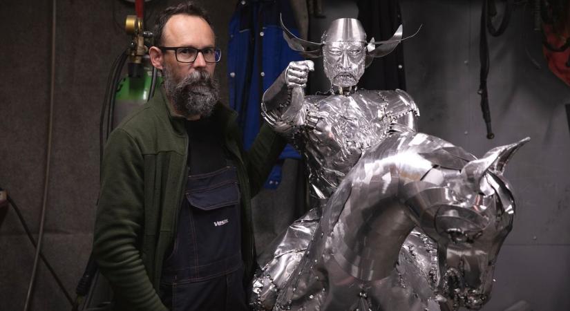 Szó szerint a fémek ura Szabó József, aki Hajdúszoboszlón álmodja és alkotja meg műveit – fotókkal, videóval