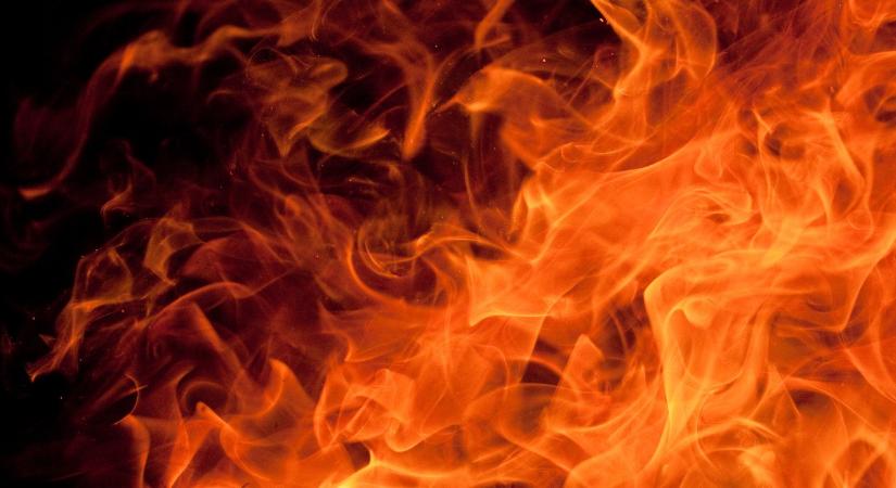 Mindent elnyelt a tűz – Videón a tartálykocsi-robbanás, ami négy ember életét követelte