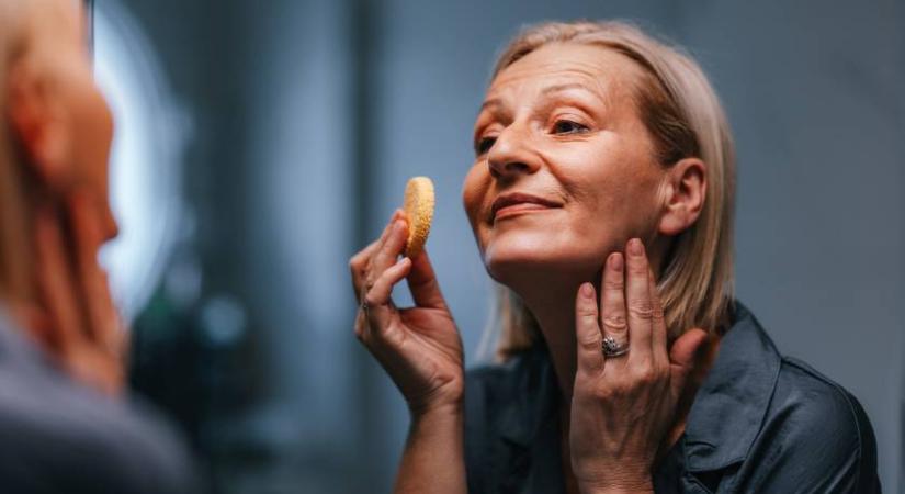 Éveket fiatalít a megjelenésen az egyszerű sminktrükk: az 50 feletti nők kedvenc praktikája