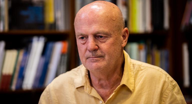 Egyetlen pillanat alatt dobta el a biztos jövőjét a lépcsőházban