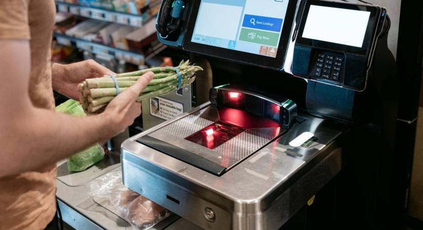 A híres üzletlánc vezetője szerint az önkiszolgáló kasszák tolvajjá változtatnak minket