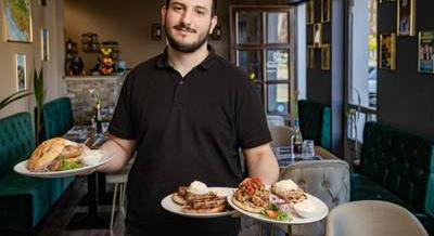 Megnyílt a Yu Grill új egysége – Szaftos csevapok sülnek a Kolosy térnél