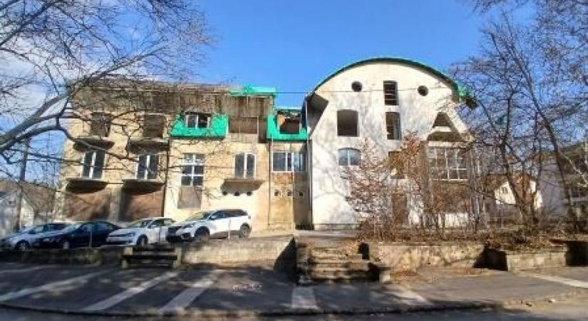 Félbehagyott álom Miskolctapolca szívében: gazdáját várja a tapolcai strand melletti fantomhotel