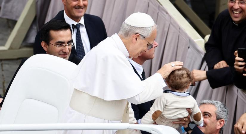 Leó pápa máris megáldotta a tiszás képviselőket, majd az egész világnak üzent