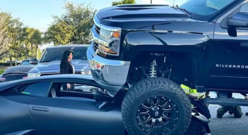Észre sem vette a nő, hogy egy Lamborghinire parkolt a terepjárójával – videó