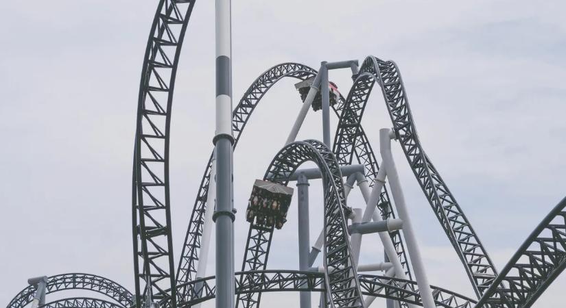 Borzasztó baleset: Vidámparki játék kötele szakadt el, földbe csapódtak a rajta ülők – videó