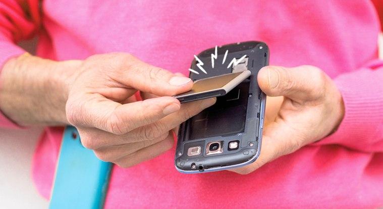 2027-től házilag cserélhető akkut írnak elő a telefonokban, de a gyártók nagy része ezt megúszhatja