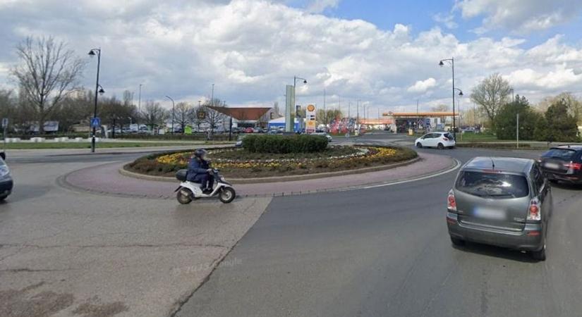 Egy nem mindennapi kamion elakadása miatt állt be a forgalom Hatvanban – a rakománya igencsak furcsa volt  fotók