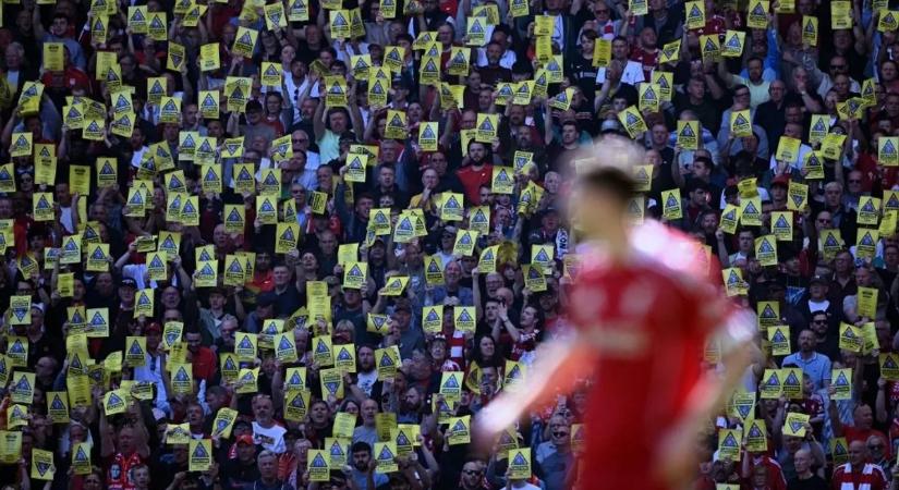 A Liverpool vezérigazgatója kínos helyzetbe került, a szurkolók fejbedobással reagáltak Szoboszlaiék meccsén