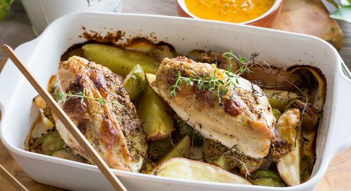 Bőrös csirkemell sült zöldségekkel: gyors tepsis vacsora