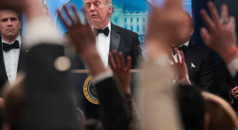 „Beteg ember” – Kamerák elé állt Trump a merényletkísérlet után, ezt mondta a tájékoztatón