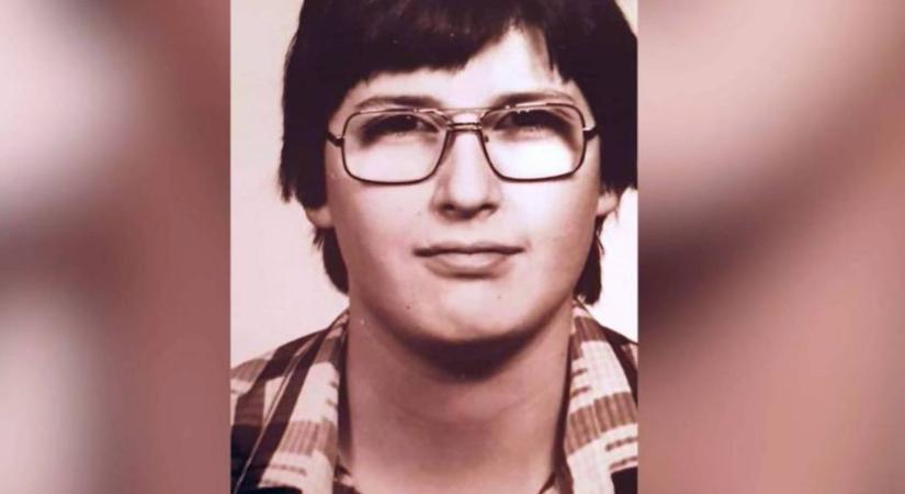 Híres magyar sztár lett a szódásüveg szemüveges kisfiú a képen: tudod, hogy ki az?