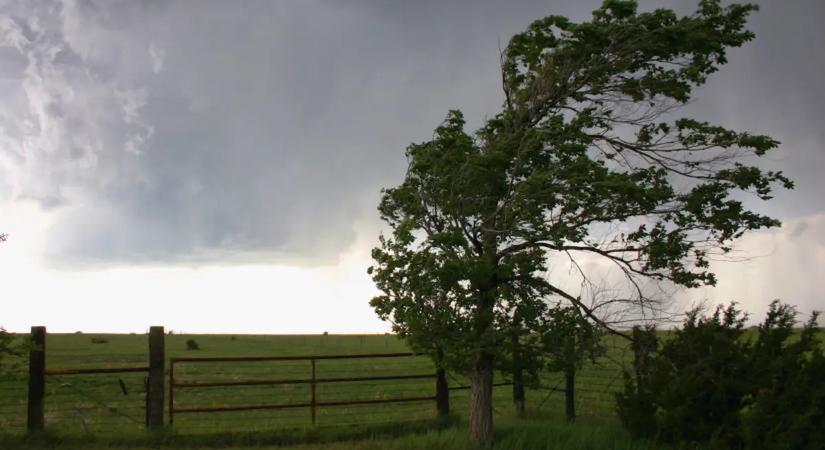 Friss riasztást adott ki a meteorológia: Itt csap le szélvihar és csökken a látótávolság vasárnap