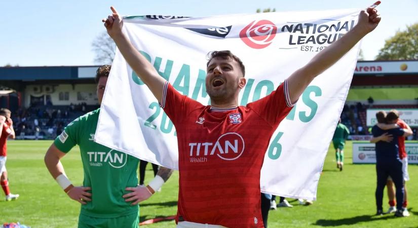 A feljutást ünneplő focista leütött egy szurkolót a pályán – videó