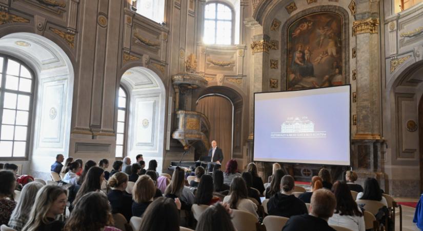 Határokon átívelő szakmai párbeszédet folytattak az ifjúságügyről az egri katolikus egyetemen